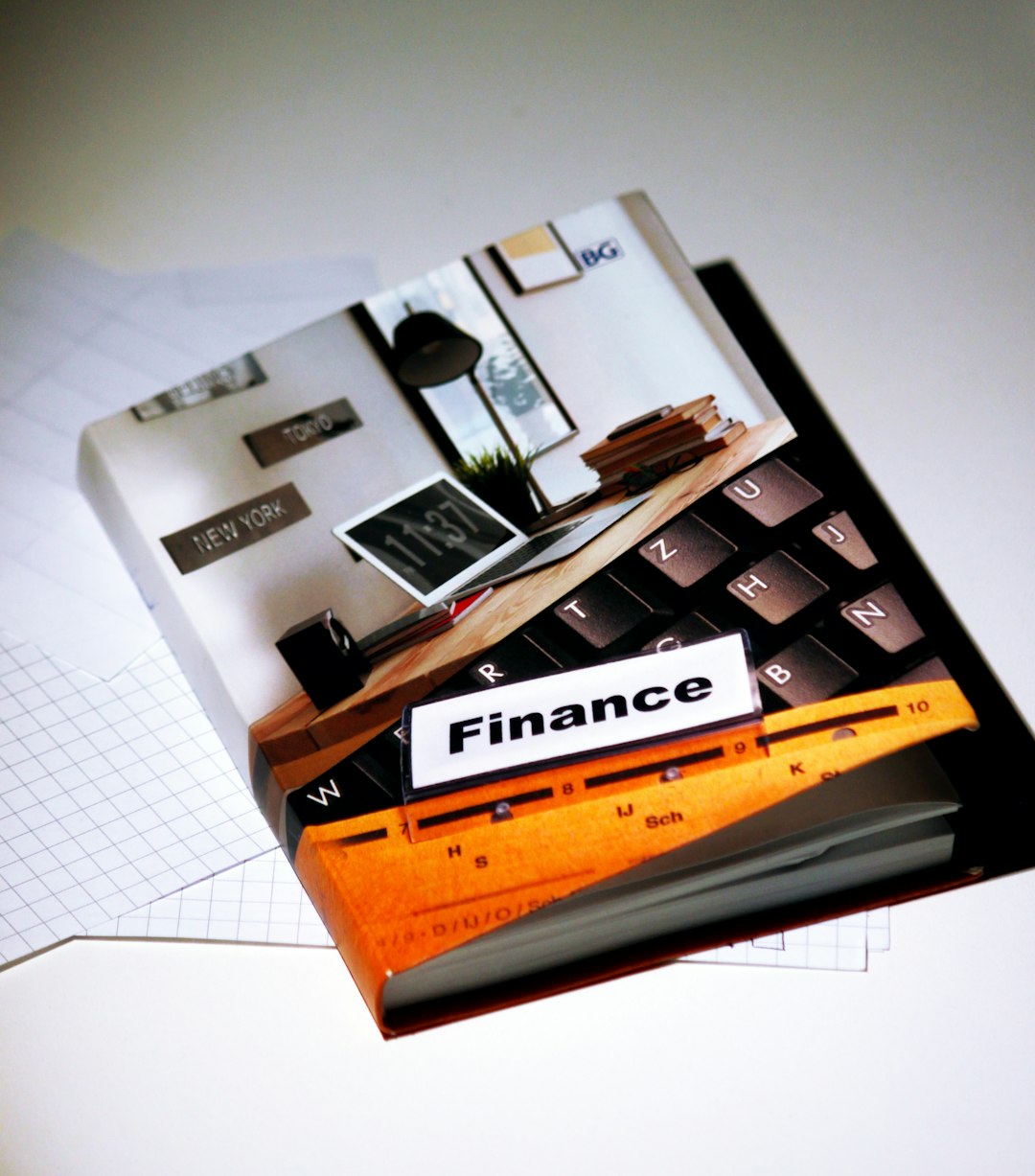 Familia planificando sus finanzas
